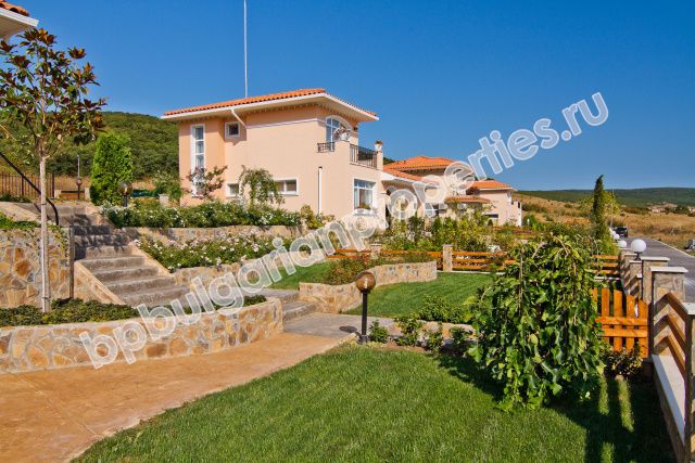 Luxury houses for sale in a village complex close to the sea in the resort Kosharitsa