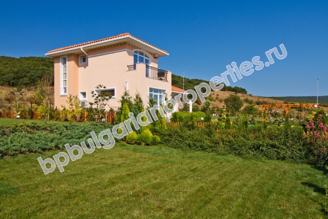 Luxury houses for sale in a village complex close to the sea in the resort Kosharitsa