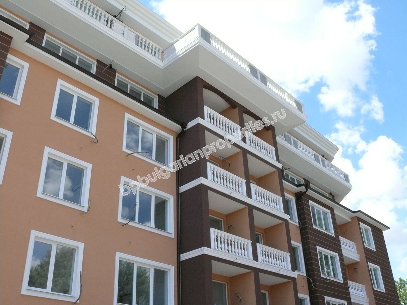 Studios and one-bedroom apartments for sale in a new complex in the resort Sunny Beach