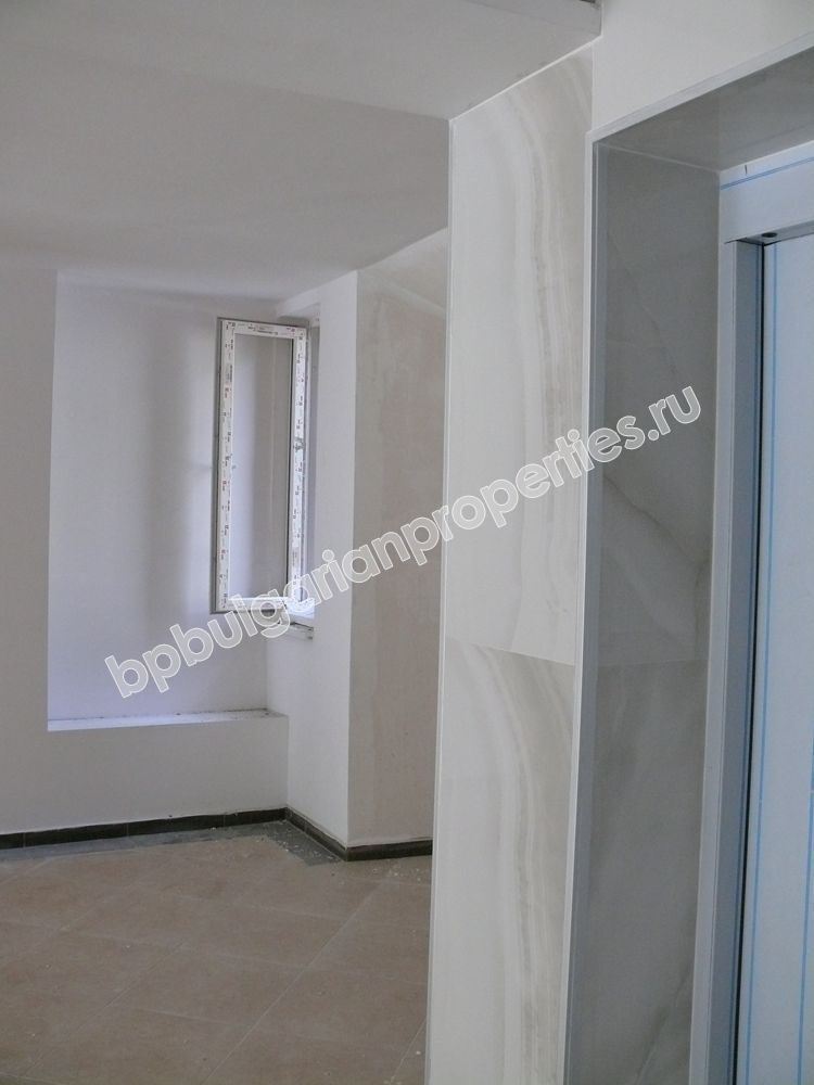 Studios and one-bedroom apartments for sale in a new complex in the resort Sunny Beach