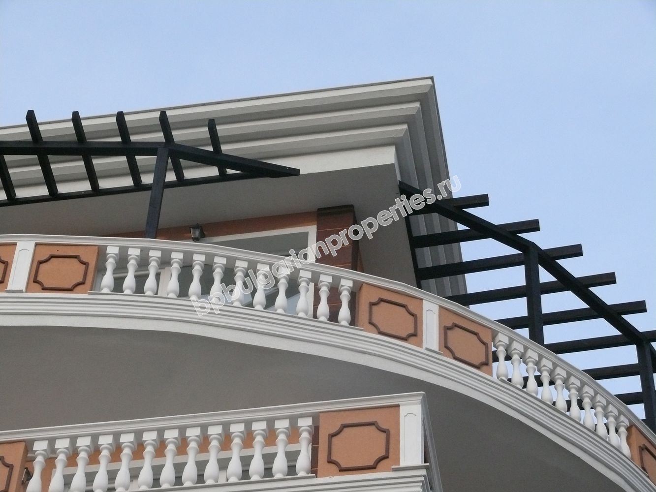 Studios and one-bedroom apartments for sale in a new complex in the resort Sunny Beach