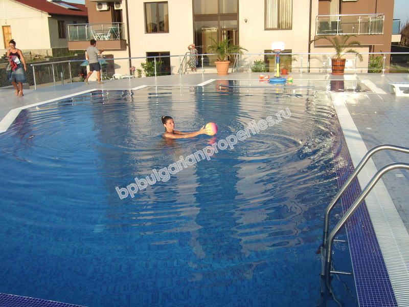 Apartments for sale in a new beachfront complex in the resort Sinemorets